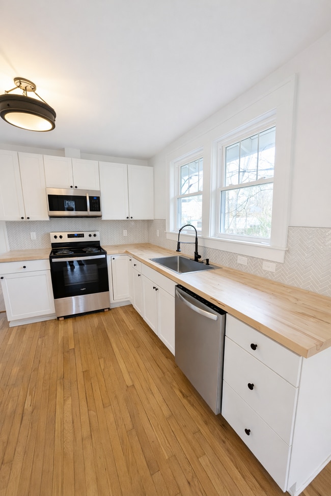 Building Photo - Charming Asheville Cottage!