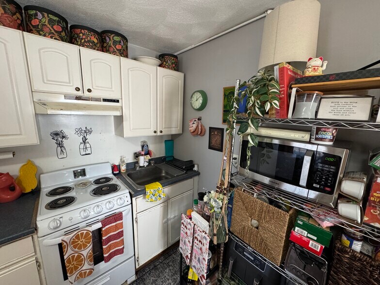 Building Photo - 639 Somerville Ave