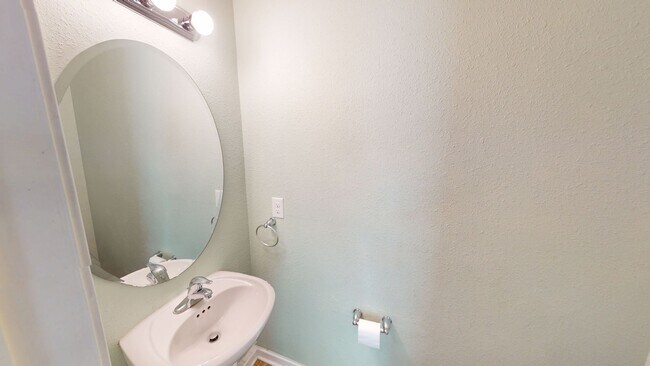 Building Photo - 4 Bedrooms w/ Privacy Fence & Community Pool!