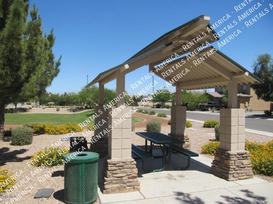 Building Photo - 935 E Blue Spruce Ln