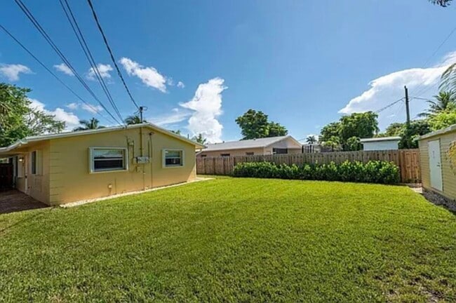 Building Photo - 842 SW 12th Ct