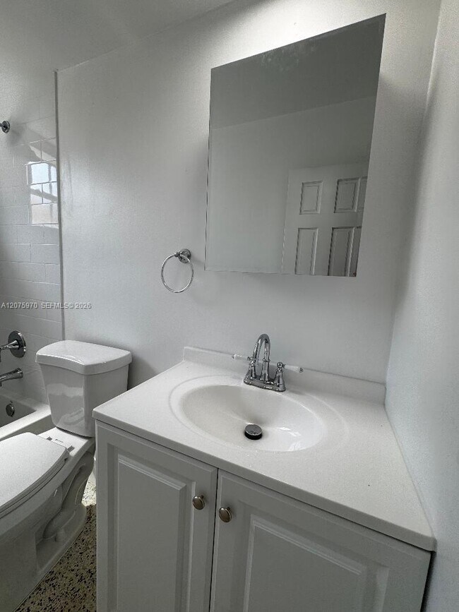 Building Photo - 2725 SW 25th St
