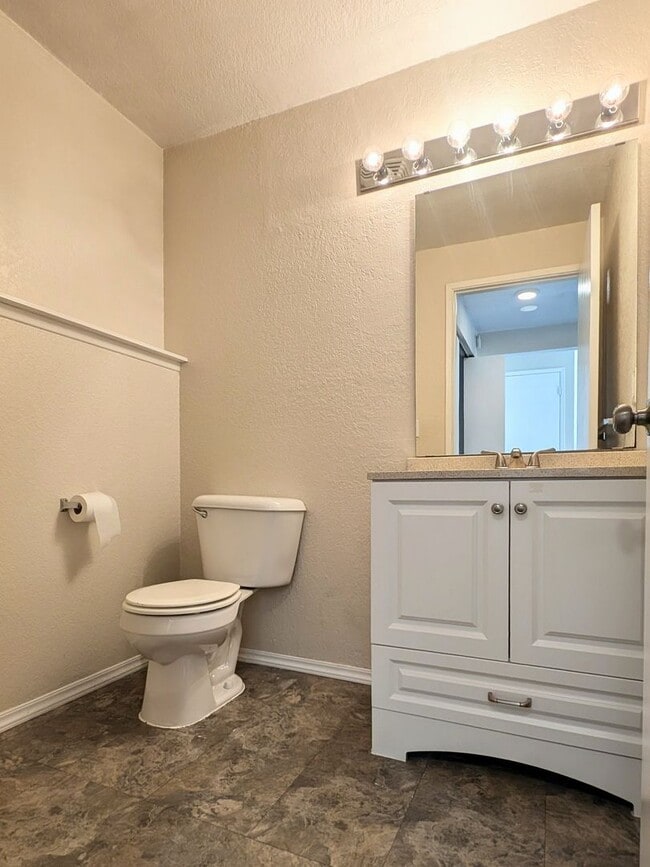 Building Photo - Eastmont Duplex with large fenced yard and...