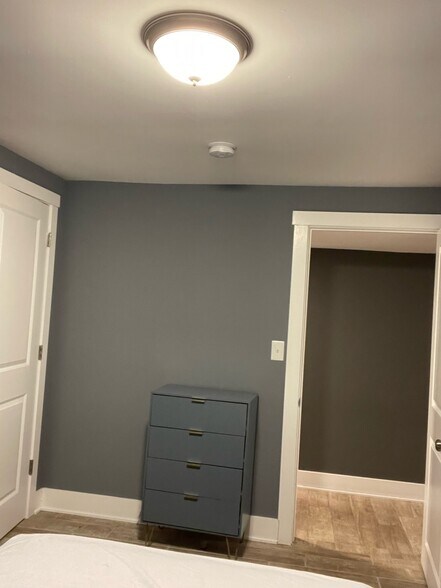 Furnished $2331 Per Month - 4836 S Michigan Ave