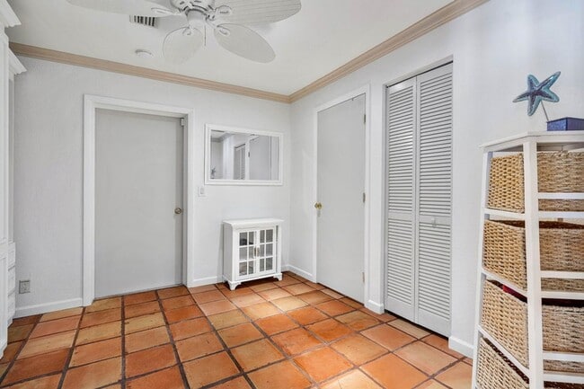 Building Photo - 2330 NE 48th St