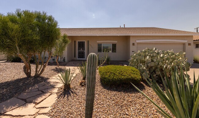 Building Photo - 6821 E Palm Ln
