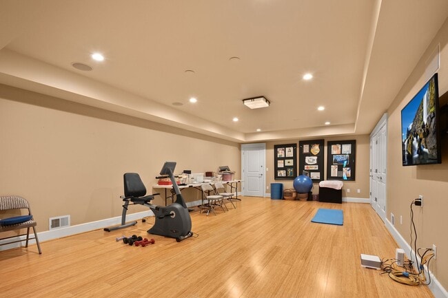 Building Photo - Exquisite Kirkland Estate - Lake Front Views