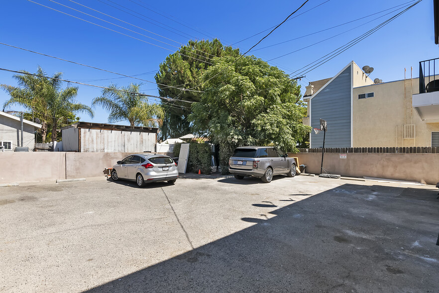 Building Photo - 5742 Vineland Ave