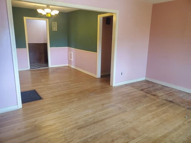 Building Photo - Available Now! 4Bed 1.5Bath NorthSide Home