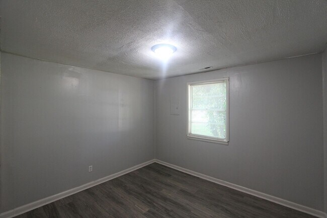 Building Photo - New On The Market!  Fresh Updates!!