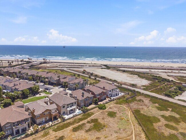 Building Photo - Luxury Coastal Living in Guard-Gated Ocean Colony