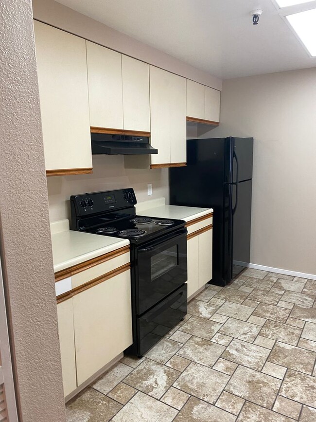 Building Photo - Updated 1 Bedroom 1.5  Baths Condo-