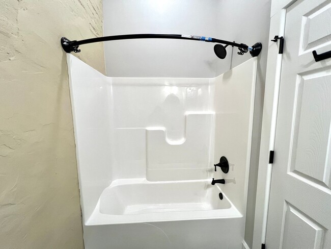 Building Photo - 2 Bedroom/1 Bathroom Unit in Delavan!