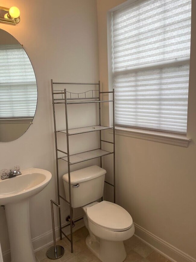 Building Photo - Available now. 3BR/3.5 BA Townhome in Ashl...