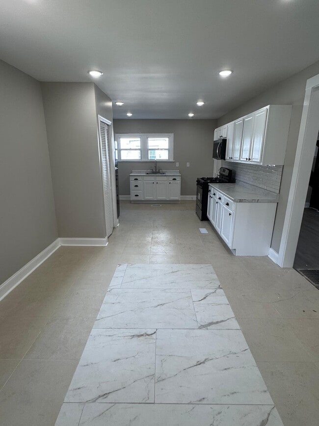 Building Photo - 445 W 25th St