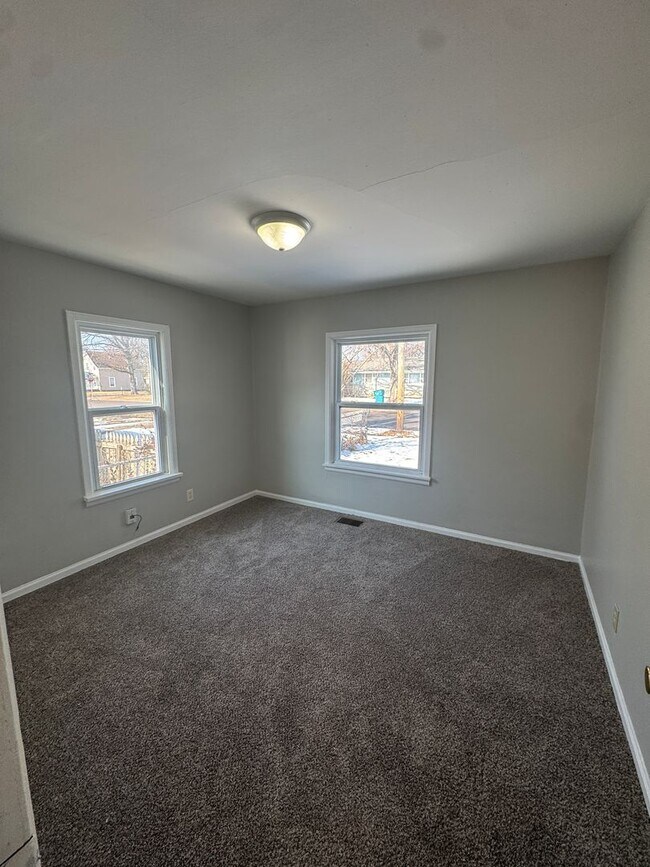 Building Photo - 2 bedroom 1 bath house with 1 car garage