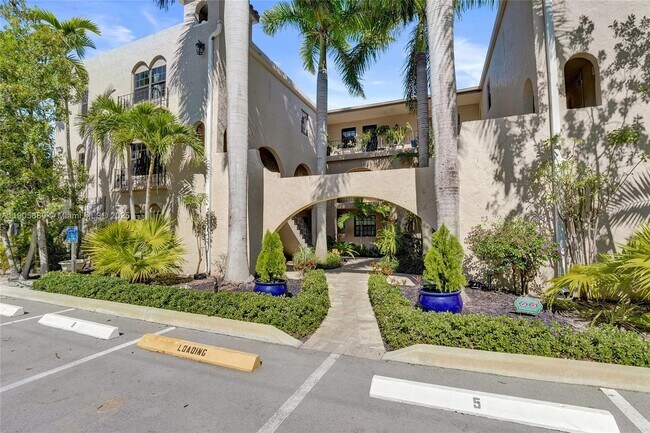 Building Photo - 815 NE 28th St