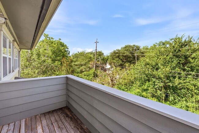 Building Photo - 1305 Cometa St
