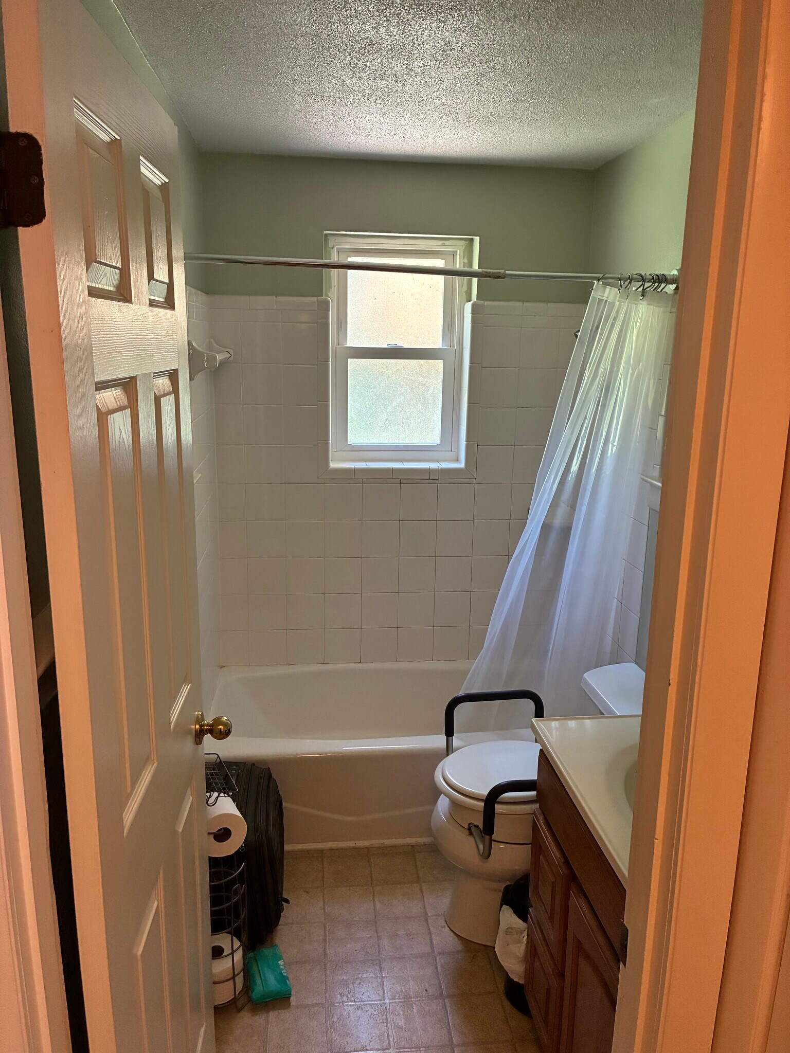 Full bath - 344 18th Ave NE