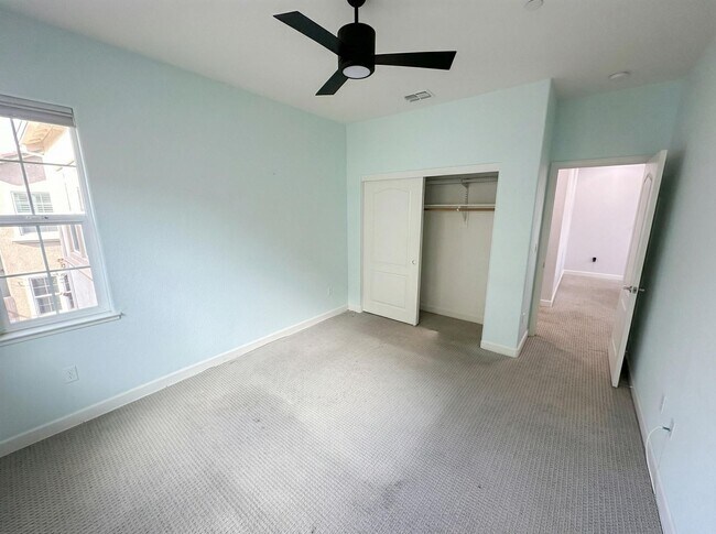 Building Photo - Beautiful 3BD Home in Hayward – Over 2,200 Sq Ft of Comfortable Living