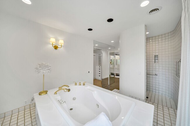 Building Photo - 1041 Las Amigas Rd