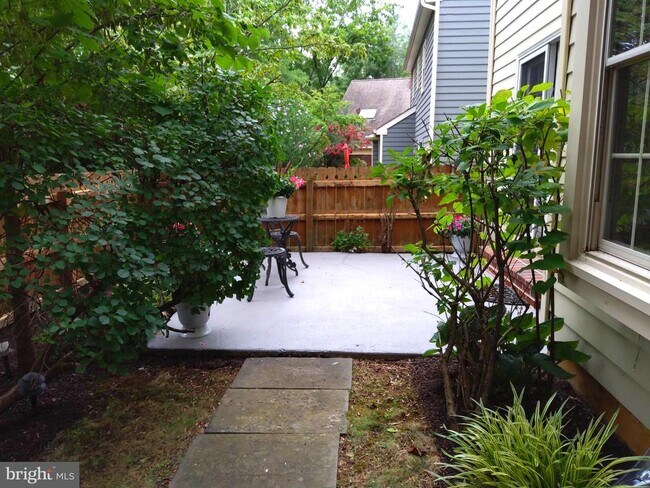 Building Photo - 404 Cranberry Ln
