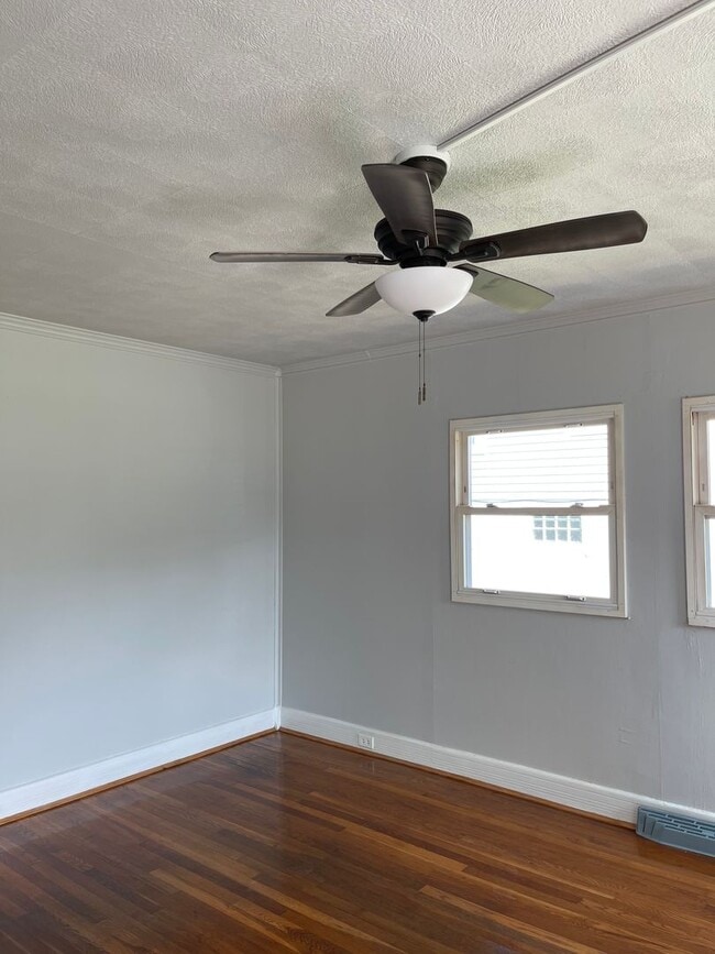 Building Photo - 2-3 Bed Home Available on Quiet Street Newly Renovated!!!