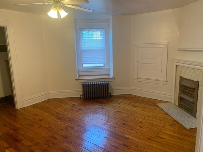 Building Photo - Spacious Two Story duplex on Walnut Street!