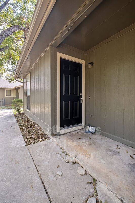 Building Photo - 200 Concho St
