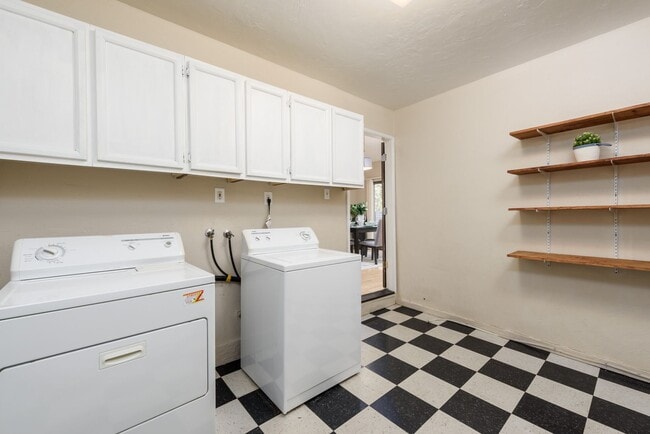 Building Photo - 2 bed 1 bath home w/ garage and yard, biking distance to UC Davis campus and downtown