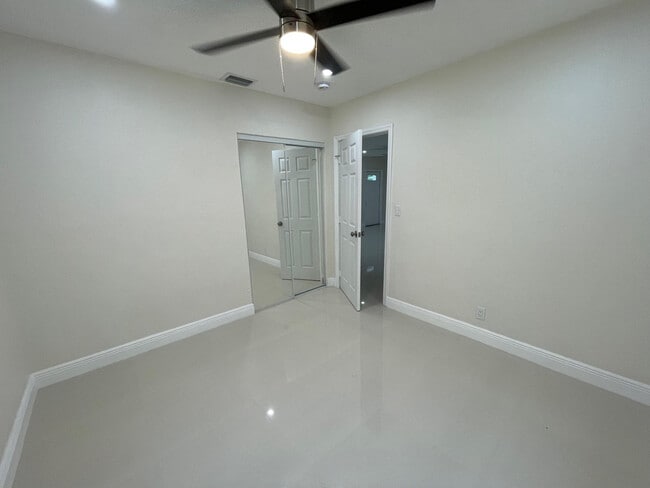 Building Photo - 1809 NW 13th Ct