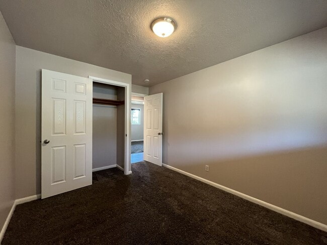 Building Photo - Charming Single-Level 3 Bedroom Home with Spacious Fenced Backyard, Landscaping Included & Great ...