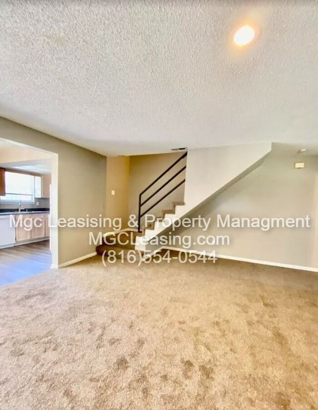 Building Photo - Big Beautiful Townhome in Lee's Summit!