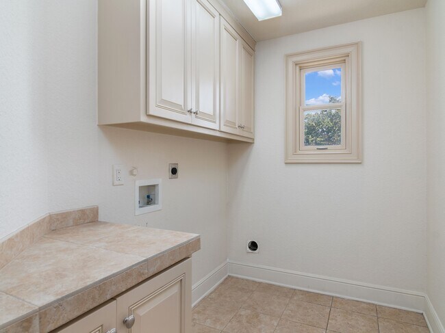 Building Photo - 123 Eaton St