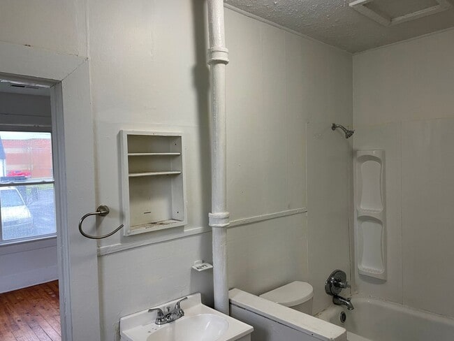 Building Photo - 2 Bedroom 1 Bath Available to Rent for $79...