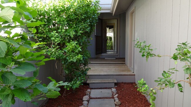 Building Photo - Four bedroom townhouse with easy access to all Boulder has to offer!