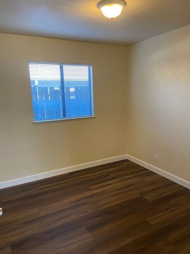 Building Photo - A 2 Bdrm, 1 Bath near the heart of Roseville!