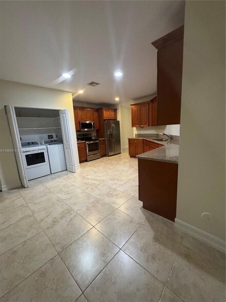 Building Photo - 4425 Hidden Harbour Terrace