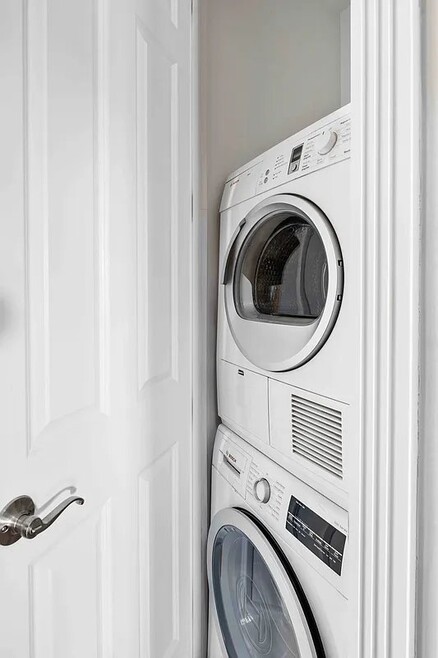 Building Photo - 722 10th Ave