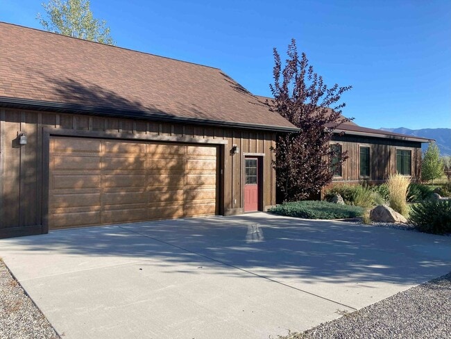 Building Photo - Stunner on Springhill