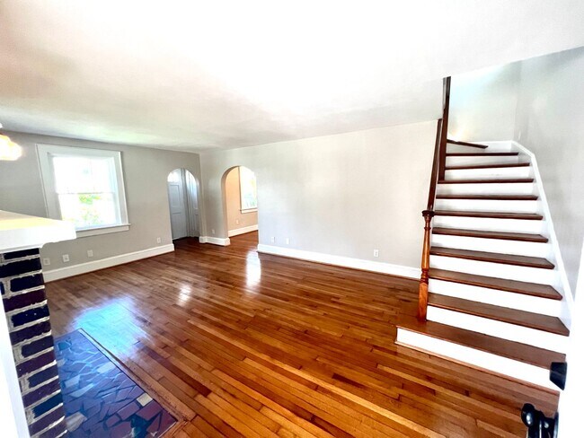 Building Photo - Completely Renovated 4BR Beach Cottage! Tw...