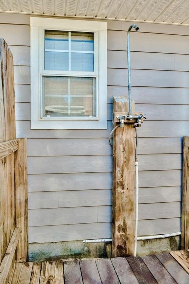 Building Photo - PRICE DROP!! Great 3-bedroom Florida cottage located in the heart of the Town of Santa Rosa