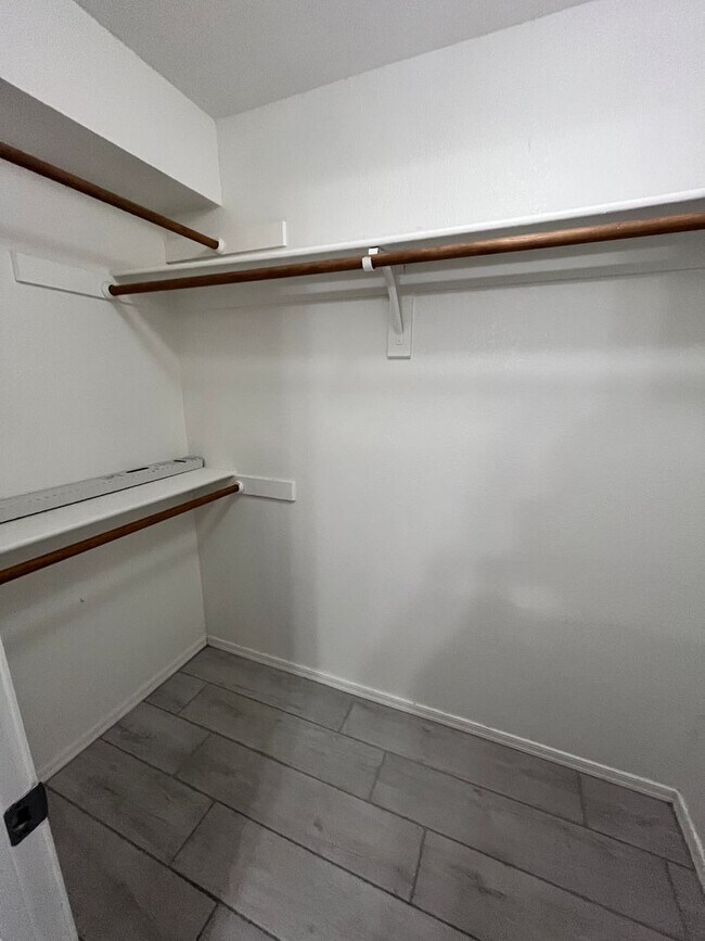 Building Photo - NE-3 bd/ 2bd Condo in gated community!