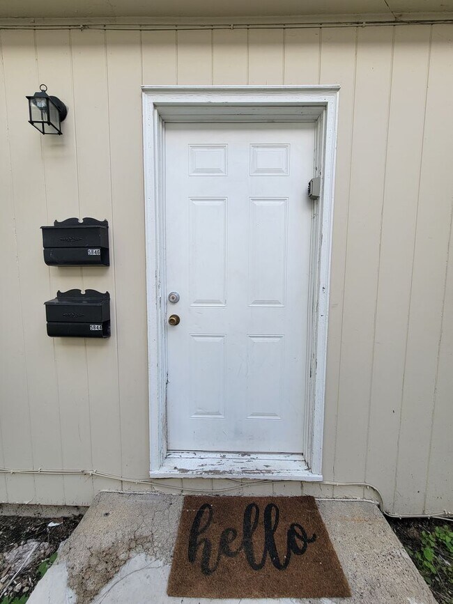 Building Photo - Renovated Upper Level Duplex - Armatage Neighborhood