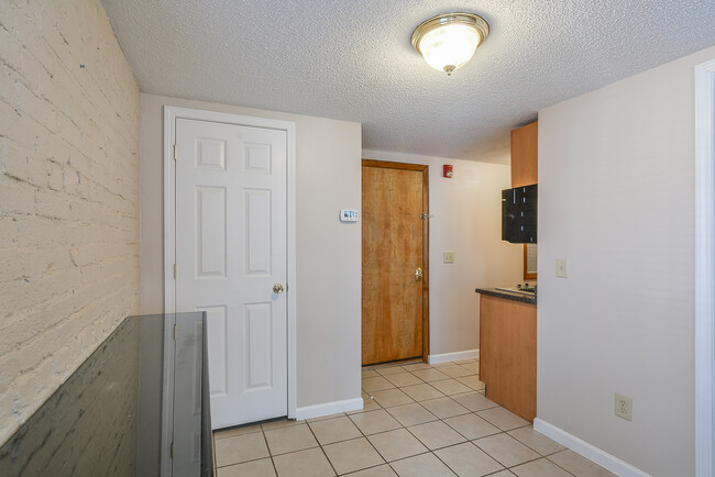 Building Photo - 403 S Roan St