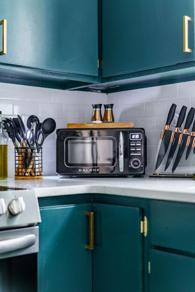 Building Photo - 33 Lundy St