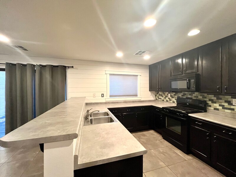 Building Photo - 9937 Baron Coast St