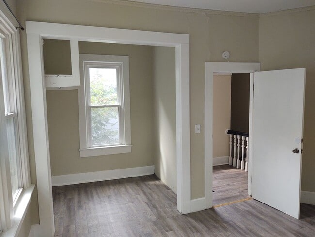 Building Photo - Very Large 4 Bedroom 2 Bath House