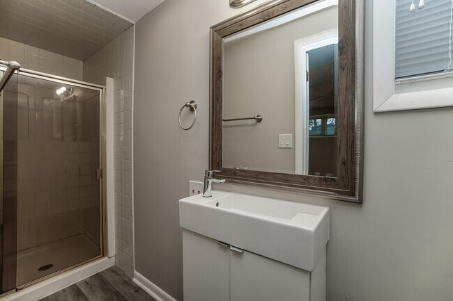 Building Photo - 414 E Clearview Ave