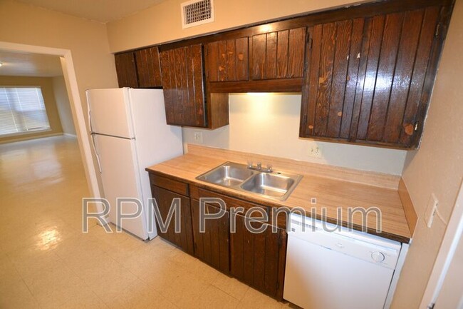 Building Photo - 2150 N Sherwood Forest Dr